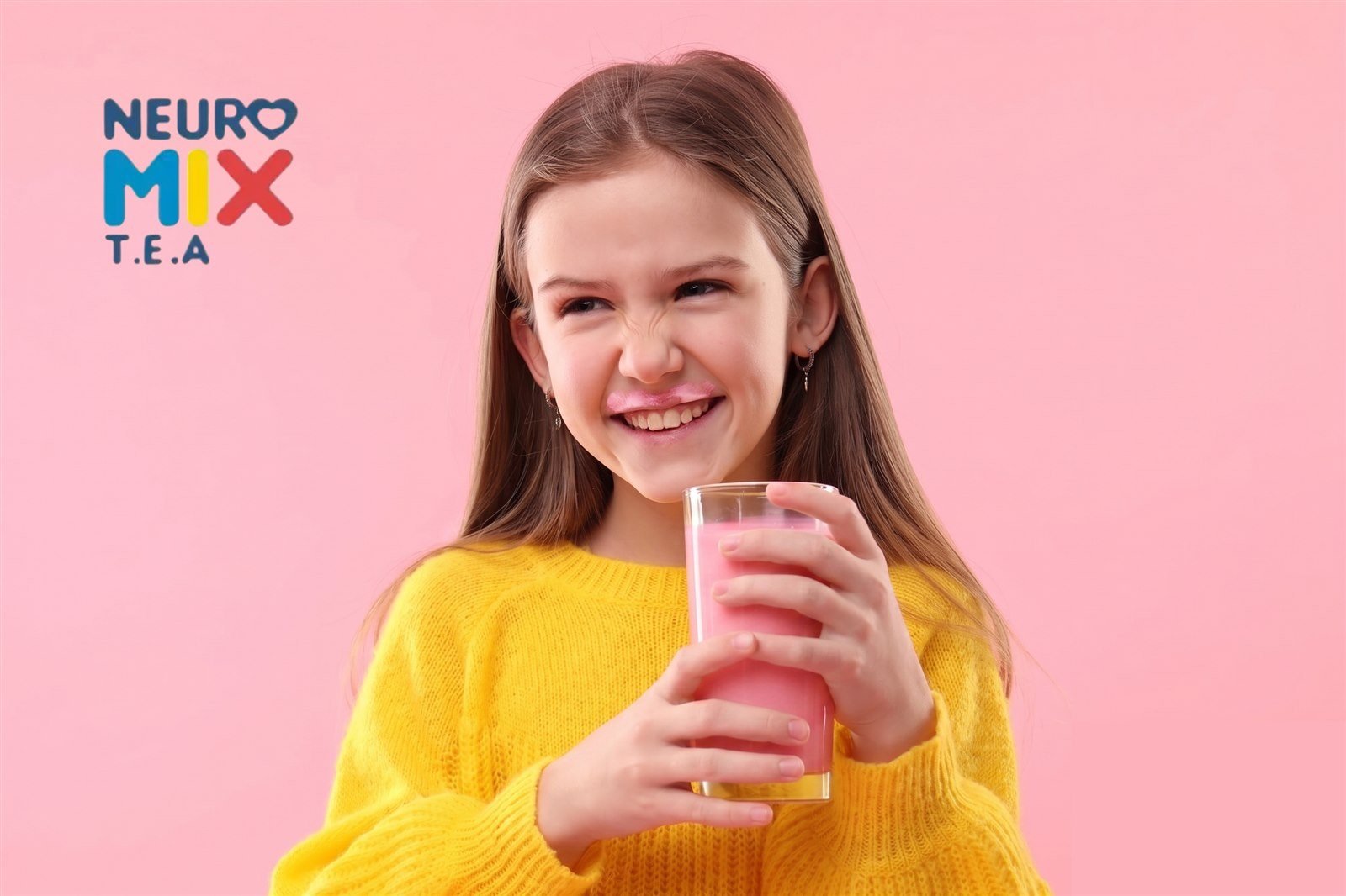 Pote de Neuro Mix® ao lado de um copo com bebida sendo preparada